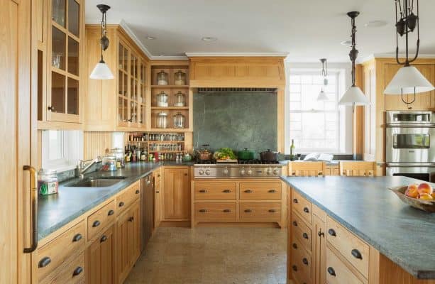 wood kitchen backsplash with the same color with the cabinets