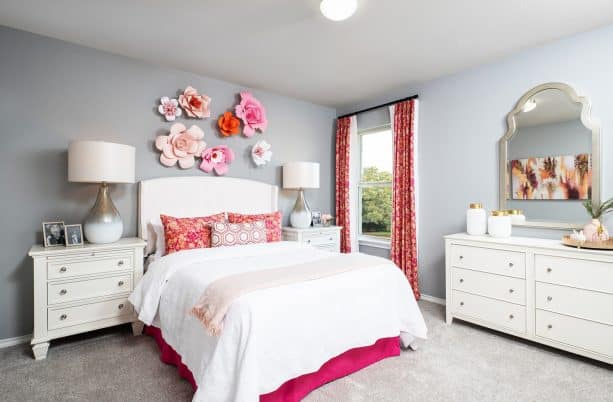 big pink flowers on the wall can beautify a bedroom so much