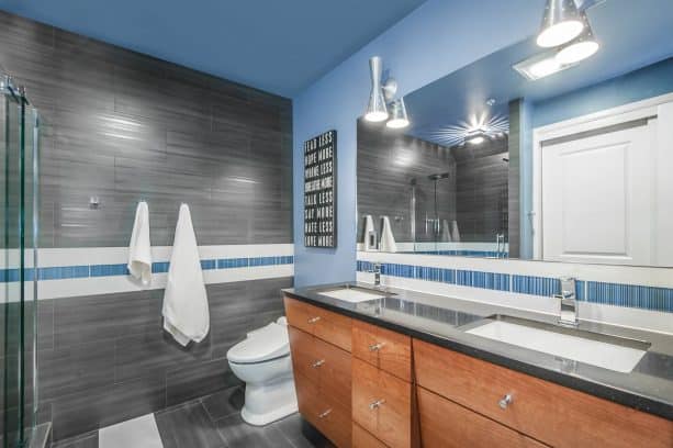 bracing blue and gray for a tight yet appealing modern bathroom