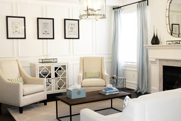 contemporary living room with Benjamin Moore Cloud White 967 wall and trim paint color