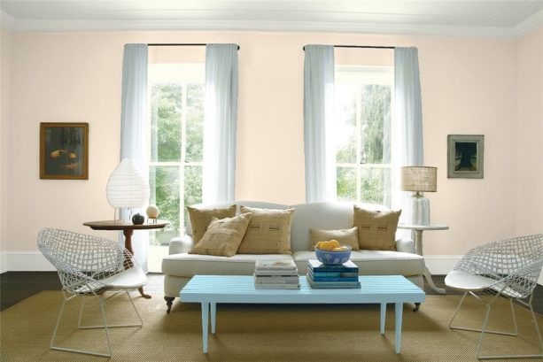 transitional living room with benjamin moore antique white 909 wall paint