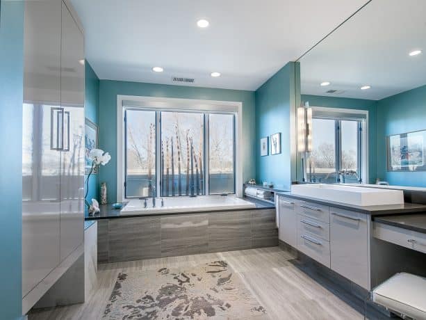 turquoise sea for the upper part and gray for the lower part of the bathroom