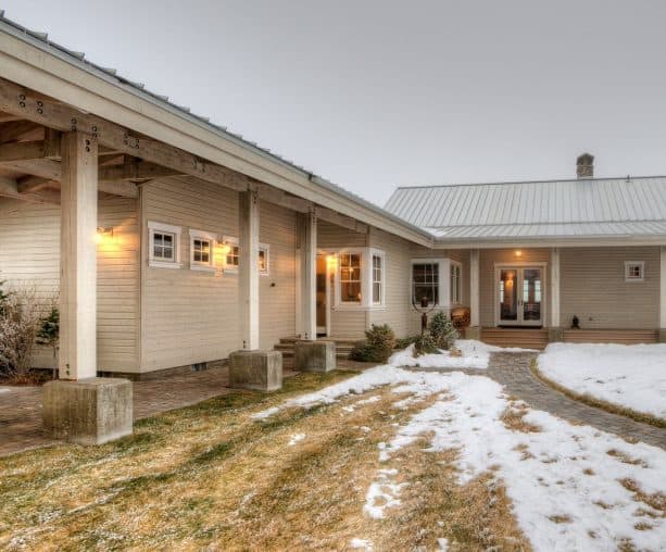 semi-transparent stain can make your ranch style house’s vinyl siding look astonishing