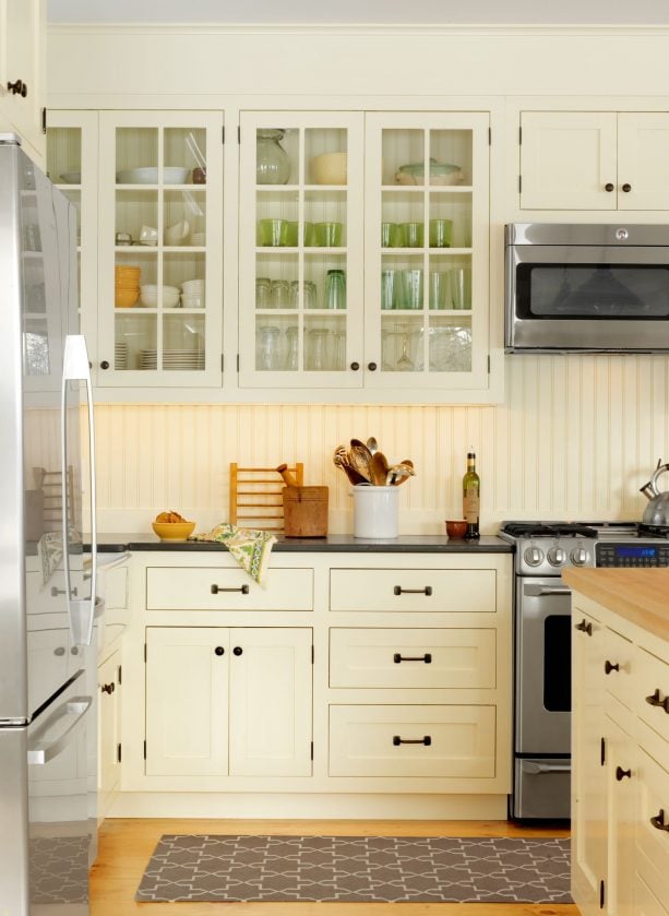 traditional kitchen with beadboard backsplash