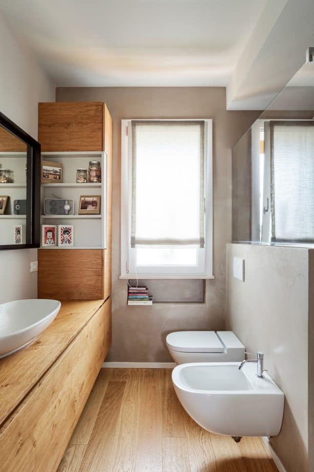 bookworm bathroom with greige walls and light wood floor