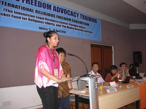 Sue Gunawardena Vaugn dari Freedom House memberikan sambutan dalam kegiatan Training Advokasi untuk Kebebasan Beragama di Hotel Haris, 17-19 April 2010, diselenggarakan oleh International Religious Freedom Consortium yang terdiri dari The Indonesian Legal Resource Center, Freedom House, The Backet Fund, and The Media Diversity Institute.