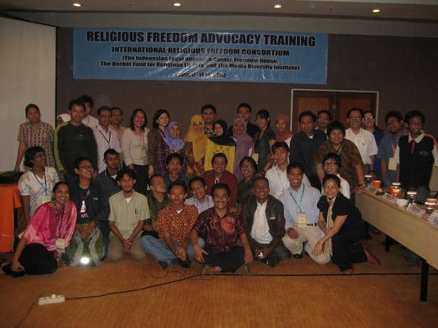 Peserta dalam kegiatan Training Advokasi untuk Kebebasan Beragama di Hotel Haris, 17-19 April 2010, diselenggarakan oleh International Religious Freedom Consortium yang terdiri dari The Indonesian Legal Resource Center, Freedom House, The Backet Fund, and The Media Diversity Institute.