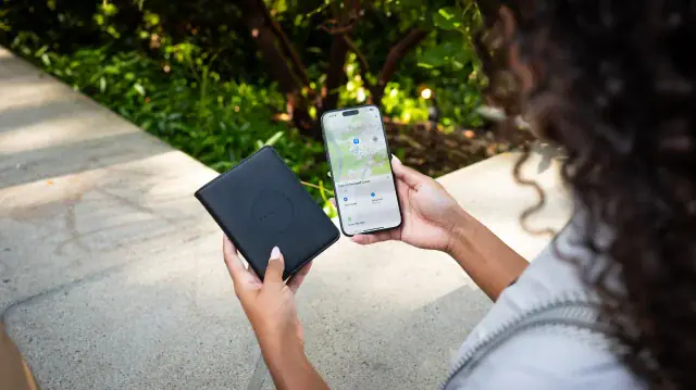 Satechi Passport Cover with Apple Find My