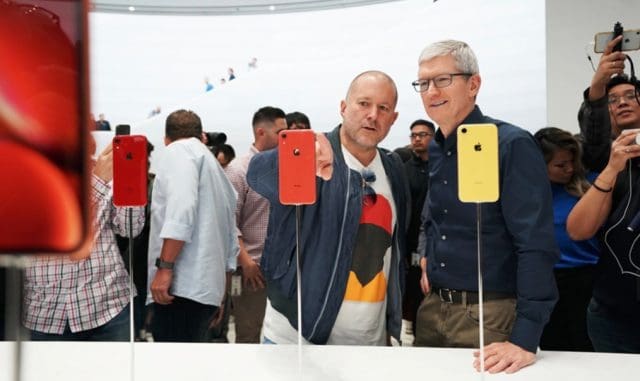 Jony Ive and Tim Cook check out iPhone XR