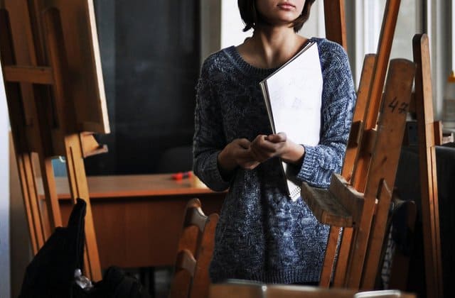 Woman carries sketchbook and easel for painting I how to improve creativity I Vos+Creo I Glory Moralidad, Iloilo City Blogger