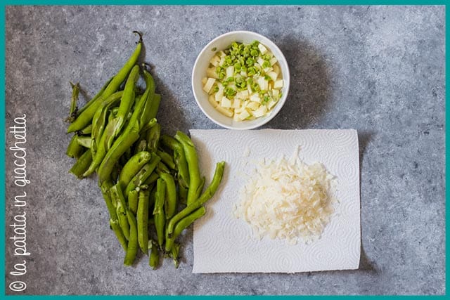 Primo passaggio della ricetta dei muffin salati con pecorino e fave