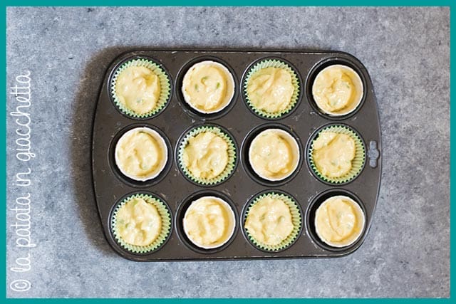 Terzo passaggio della ricetta dei muffin salati con pecorino e fave