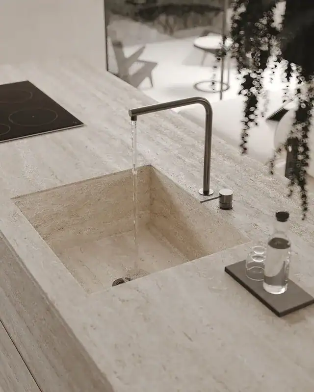 Травертин на кухне