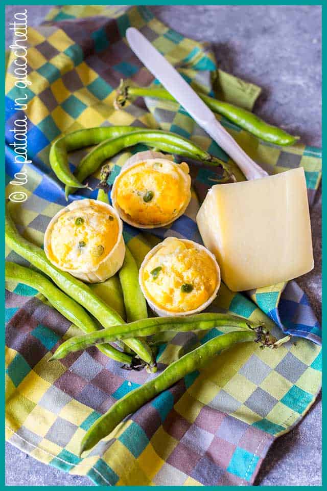 Ricetta dei muffin salati con pecorino e fave