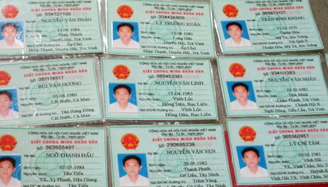 Cầm cmnd/thẻ căn cước rất phổ biến