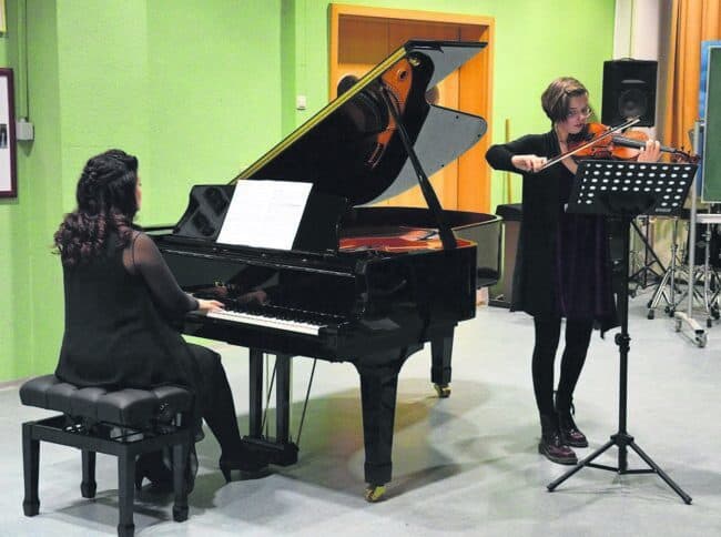 Neuer Konzertflügel des Gymnasiums in Senftenberg eingeweiht