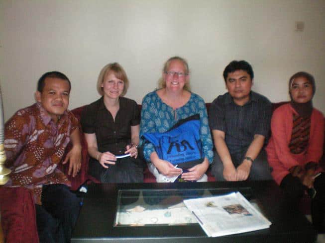 Katherine Southwick dan Jeniver Rasmussen dari American Bar Association Rule of Law Initiative, saat berkunjung ke ILRC, 29 April 2010.