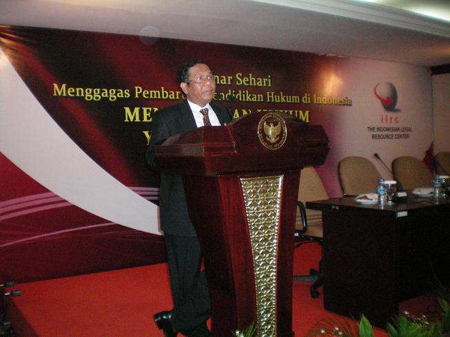Ketua MK Prof. DR. Mahfud MD, selaku Keynote Speaker dalam Seminar Sehari “Menggagas Pembaruan Pendidikan Hukum di Indonesia”, Gedung MK, 16 Desember 2009