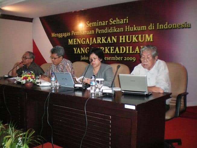 Narasumber Seminar Sehari, “Menggagas Pembaruan Pendidikan Hukum di Indonesia”, Gedung MK, 16 Desember 2009.
