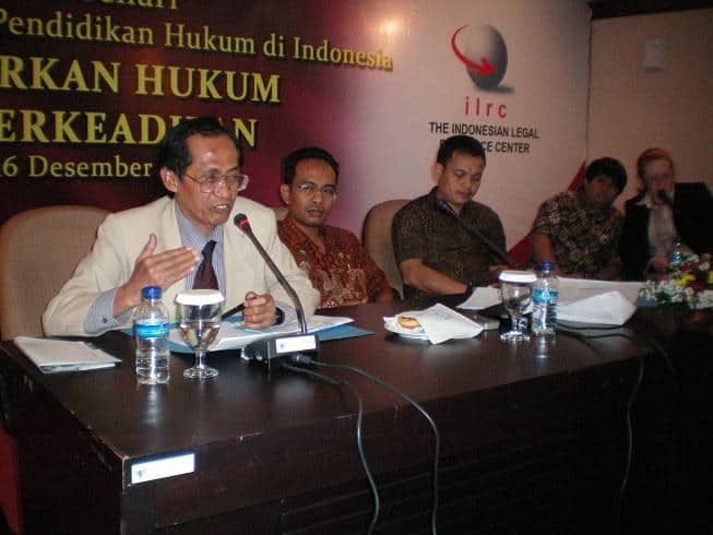 Narasumber Seminar Sehari, “Menggagas Pembaruan Pendidikan Hukum di Indonesia”, Gedung MK, 16 Desember 2009.