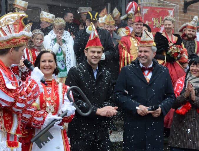 Karnevalisten stürmen das Cottbuser Rathaus