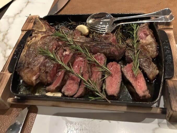 21-Tage-dry-aged Bio Galloway Roastbeef am Knochen Midtown Grill im Marriott am Potsdamer Platz.