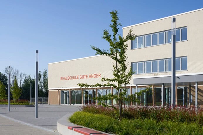 Bild: Eingang der Realschule Gute Änger in Freising, Foto: ver.de