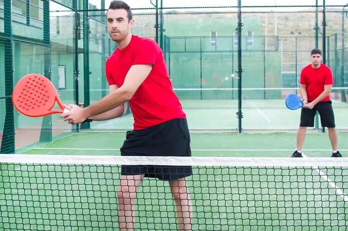 Die besten Padelbälle für ein optimales Spiel 1 Padel ist ein Mix aus Tennis und Squash, es wird häufig im Doppel gespielt