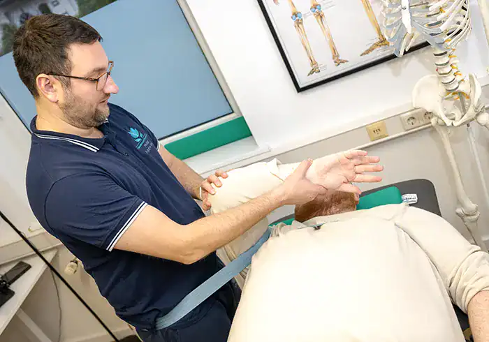 Orthopädie Übungen zur Verbesserung der Beweglichkeit, Muskelkraft, Ausdauer und Koordination, um seinen Alltagsaktivitäten Präsention & Theraprie V1
