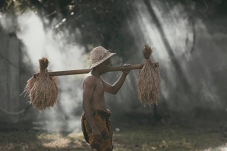 42+ Potret Masyarakat Desa Terbaik Karya Fotografer Indonesia 19 16. Potret Keluarga Desa - Karya Achmad Munasit / Asit - Design Erlistic