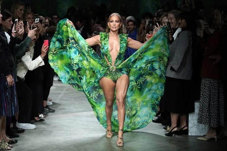 Google e Jennifer Lopez reinventano il vestito di Versace che ha creato  Google Images qual è l'intera storia. - AlphabetCity