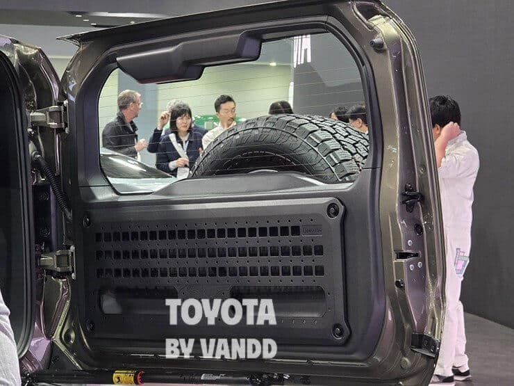 Cốp mở ngang trên Land Cruiser FJ đặc trưng dòng xe việt dã