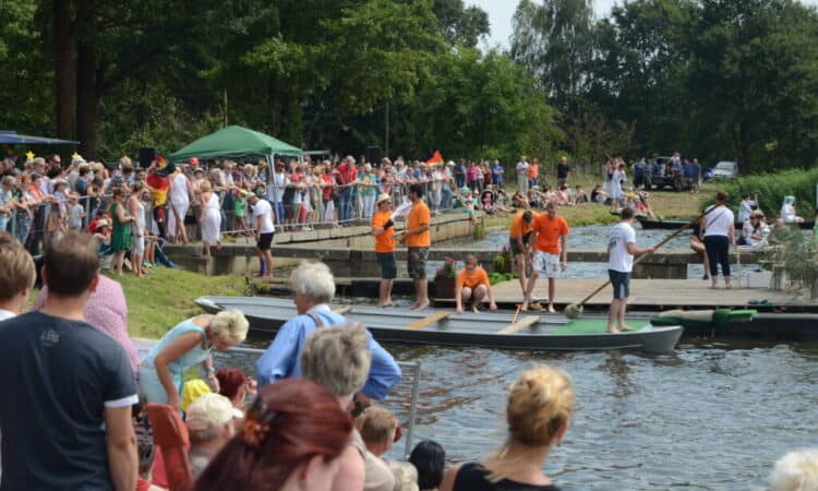 Zum Peitzer Fischerfest vom 4. bis 8. August gehört auch wieder das Fischerstechen - das große Gaudi am Teufelsteich. Im Volkspark und auf der Fischerfestwiese findet an dem Wochenende ein großes Volksfest mit buntem Marktreiben, einem großen Schaustellerpark und Bühnenprogramm für Groß und Klein statt.
