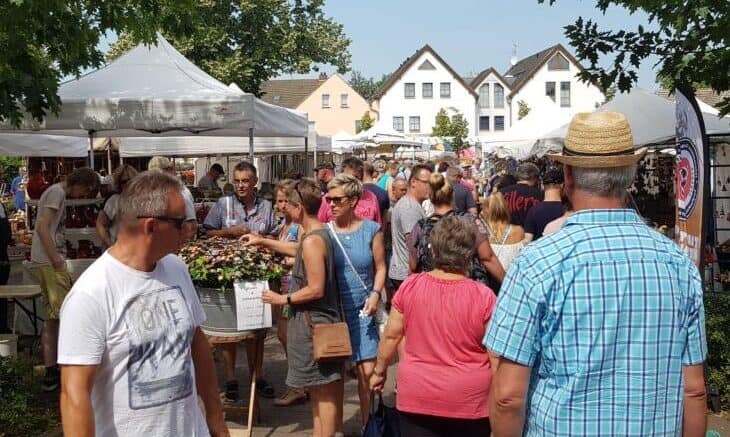 Besucher schlendern über den Töpfermarkt in Burg zwischen Verkaufsständen mit Keramikwaren
