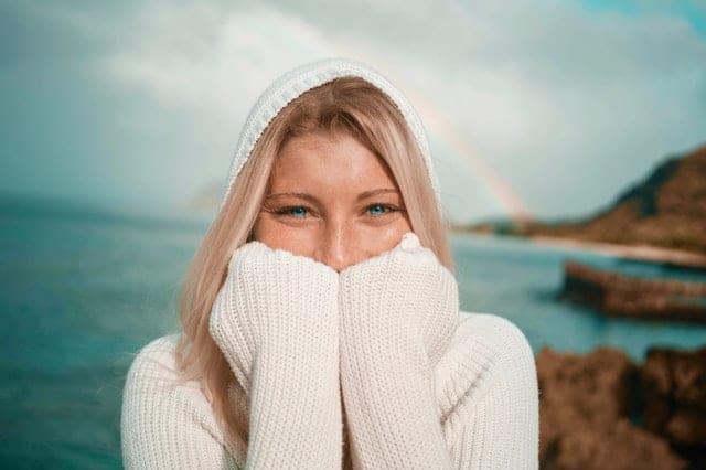 Une femme joyeuse marche au bord de l'eau