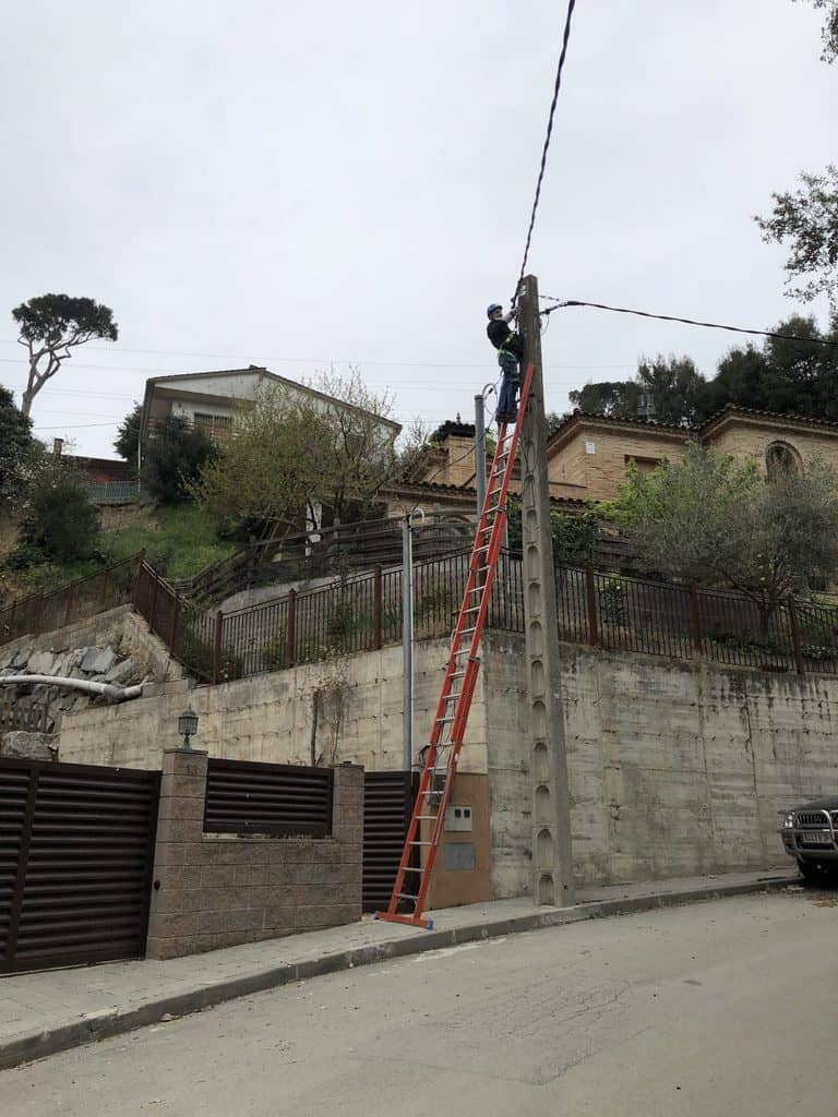 Trabajo de fontanería en zona de difícil acceso en Molins de Rei