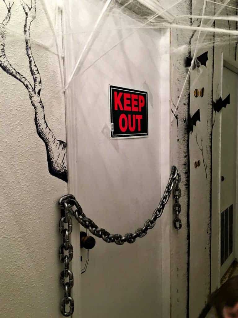 haunted-halloween-hallway-6