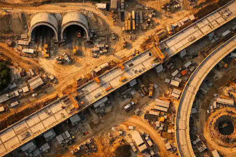 Vídeo aéreo profesional de obra civil con drone durante la hora dorada