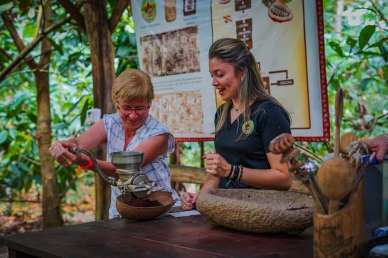 Moliendo Semillas de Cacao