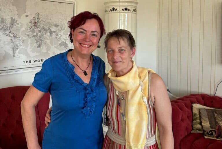 Glücksbotin Mandy Sprejz spricht über das Glück mit der Forsterin Gabi Kowyack