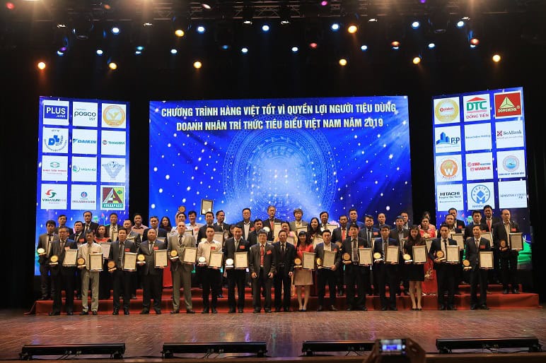 TS Lê Doãn Hợp nguyên Uỷ Viên TƯ Đảng Bộ Trưởng Bộ Thông Tin và Truyền Thông TS Nguyễn Đức Hạnh – Chủ Tịch Hội Đồng Khoa Học Viện Kinh Tế và Văn Hóa Trao Chứng Nhận Cho Các Thương Hiệu Tiêu Biểu TS Lê Doãn Hợp nguyên Uỷ Viên TƯ Đảng Bộ Trưởng Bộ Thông Tin và Truyền Thông TS Nguyễn Đức Hạnh – Chủ Tịch Hội Đồng Khoa Học Viện Kinh Tế và Văn Hóa Trao Chứng Nhận Cho Các Thương Hiệu Tiêu Biểu