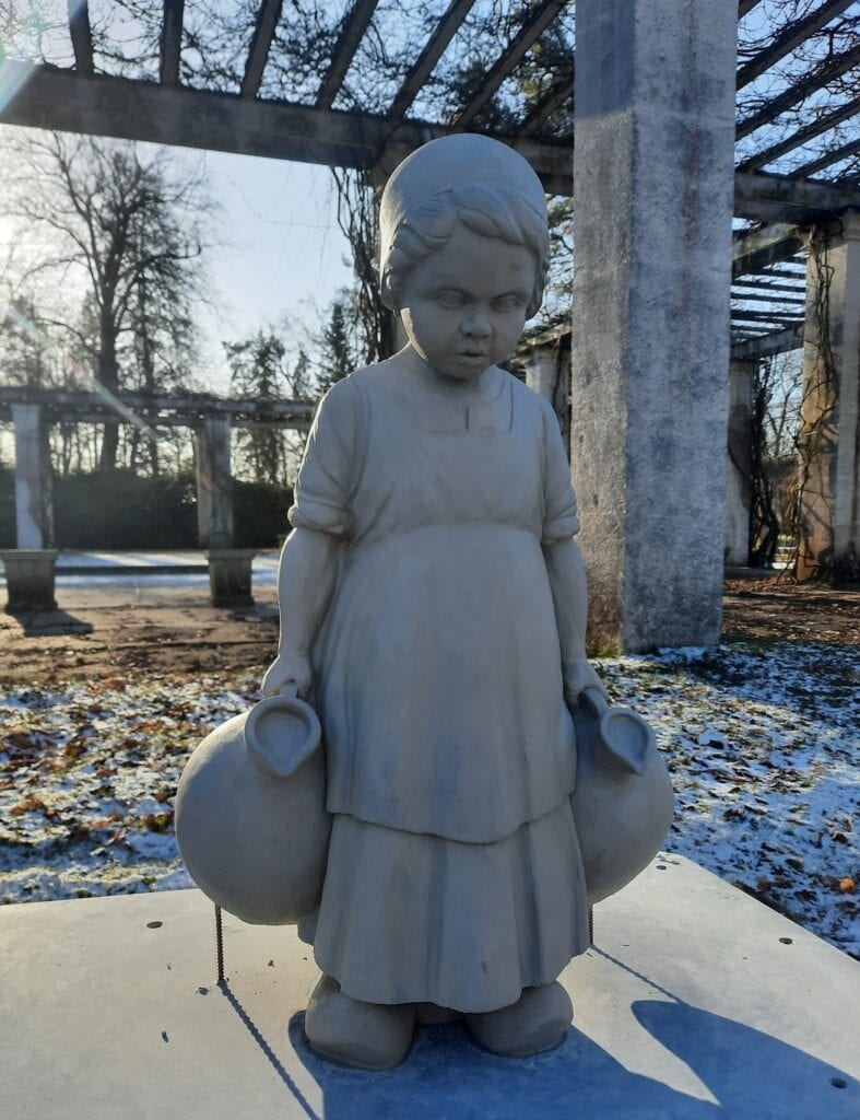 Mädchen-Skulptur bald wieder im Forster Rosengarten zu sehen