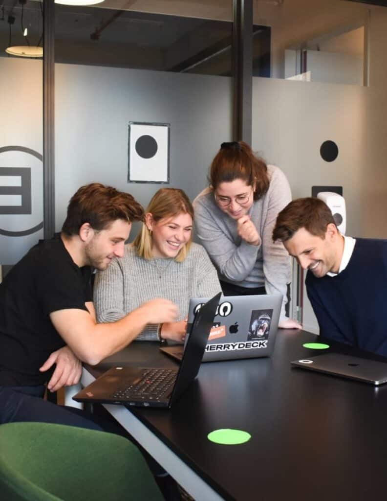Équipe Sensor Factory autour d'un laptop