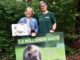 Überraschung: Rita Teichmann (links) aus Hettstedt (Sachsen-Anhalt) wurde von Mitarbeiterin Petra Konermann als 1,5-millionster Gast begrüßt. © VIER PFOTEN I BÄRENWALD Müritz