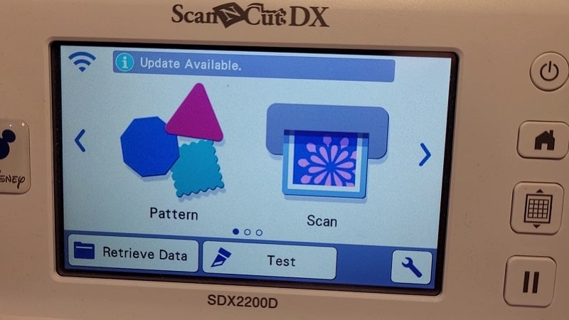 The SDX2200D Scan N Cut front screen showing the update available in blue at the top of the screen.