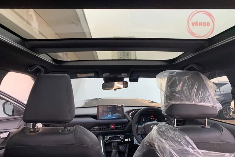 Toyota Yaris Cross 2023 sắp ra mắt Nhìn từ hàng ghế thứ hai với cửa sổ trời toàn cảnh được mở