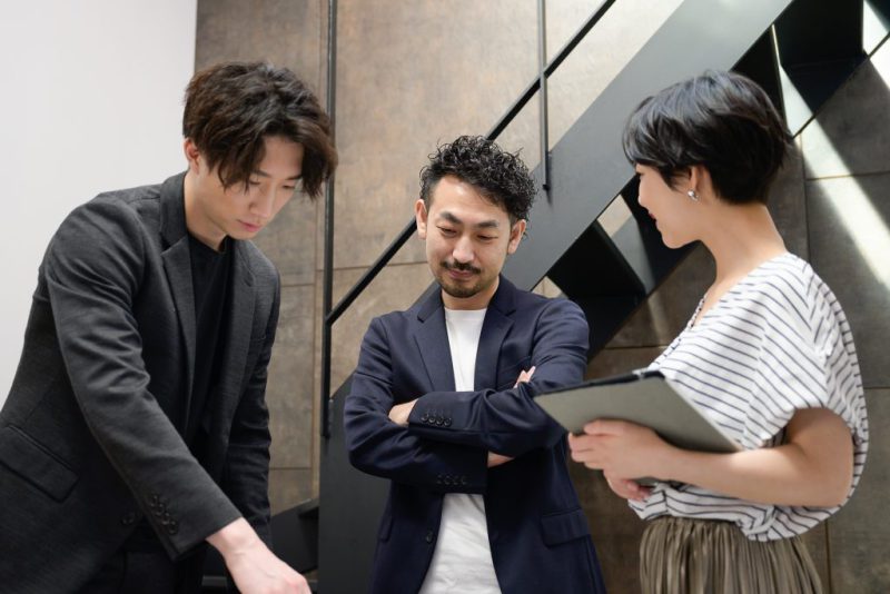 事業拡大について話すビジネスパーソン