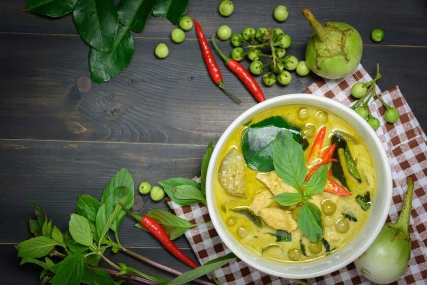 ingredients in green curry paste