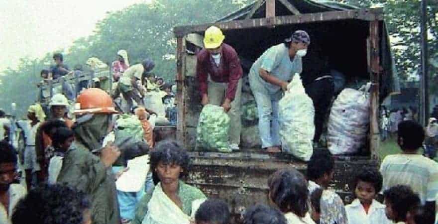 Pinatubo Relief Operations. Example of bayanihan in times of crisis. A picture of volunteer distributing food.