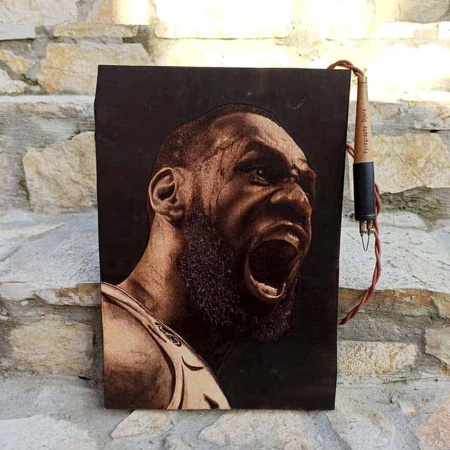 34+ Lukisan Pirografi Hyper Realistic Portraits Karya Pyrographer Serbia 30 26. Pirografi Terbaik - Lebron James - Karya Ivan Djuric - Design Erlistic